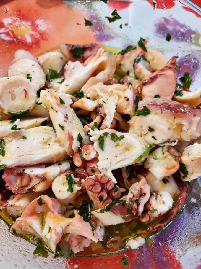 Insalata di polpo con limone e prezzemolo
